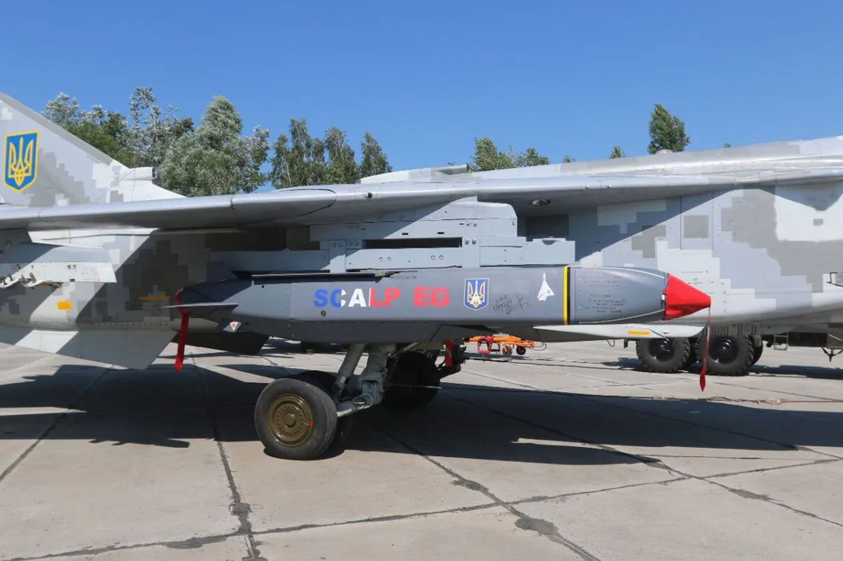 A SCALP-EG missile under the wing of a Ukrainian Su-24M